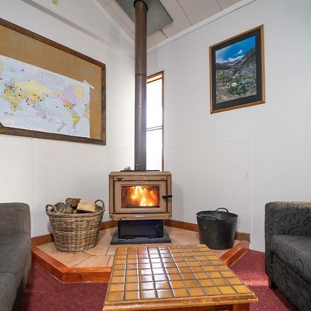 Lone Moose Backpackers Hostel Te Anau Bagian luar foto