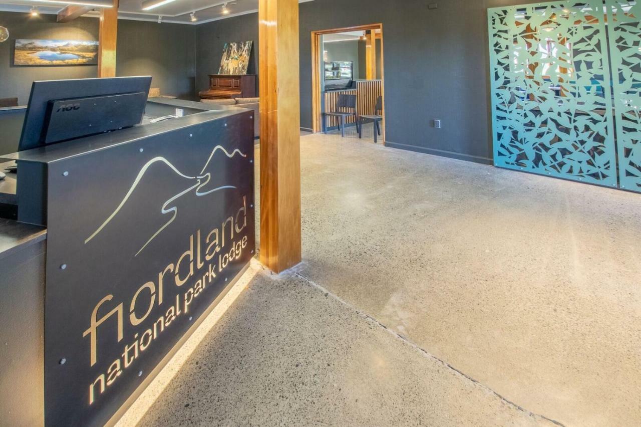Lone Moose Backpackers Hostel Te Anau Bagian luar foto