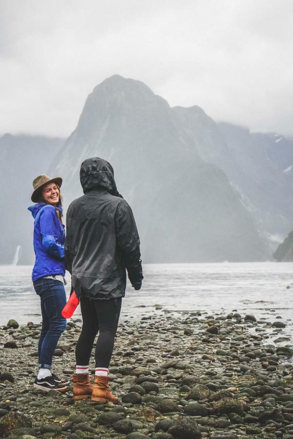 Lone Moose Backpackers Hostel Te Anau Bagian luar foto