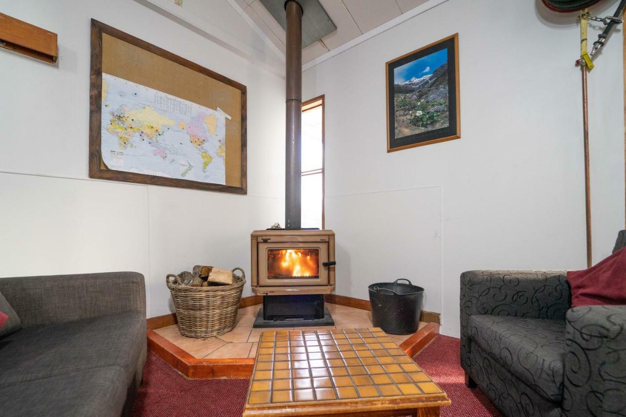 Lone Moose Backpackers Hostel Te Anau Bagian luar foto