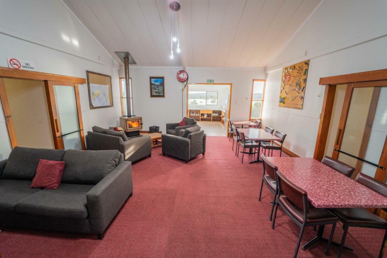 Lone Moose Backpackers Hostel Te Anau Bagian luar foto