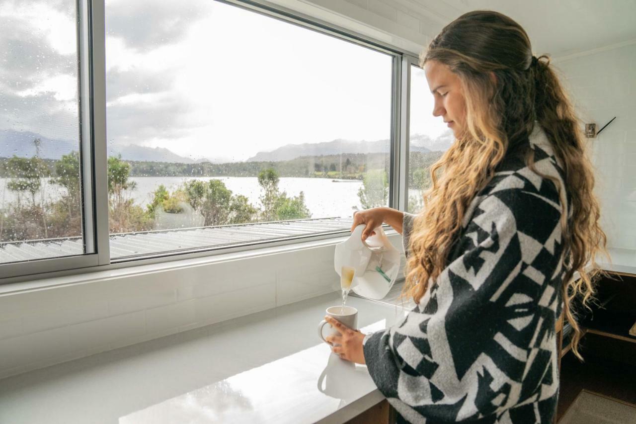 Lone Moose Backpackers Hostel Te Anau Bagian luar foto
