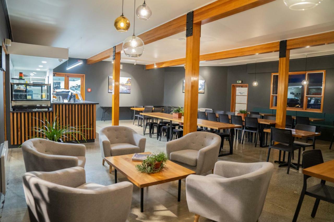 Lone Moose Backpackers Hostel Te Anau Bagian luar foto