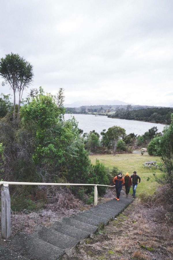 Lone Moose Backpackers Hostel Te Anau Bagian luar foto