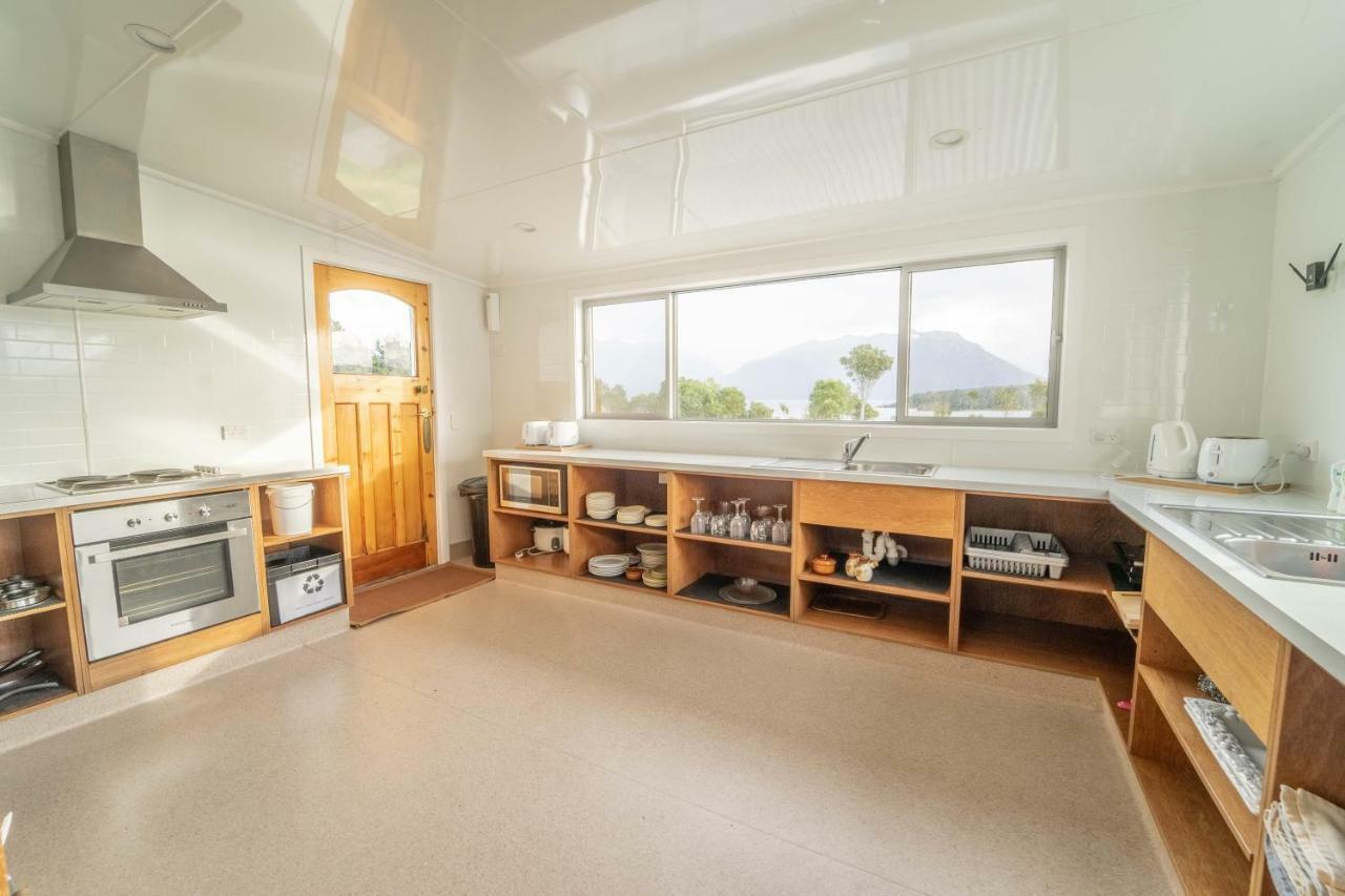 Lone Moose Backpackers Hostel Te Anau Bagian luar foto