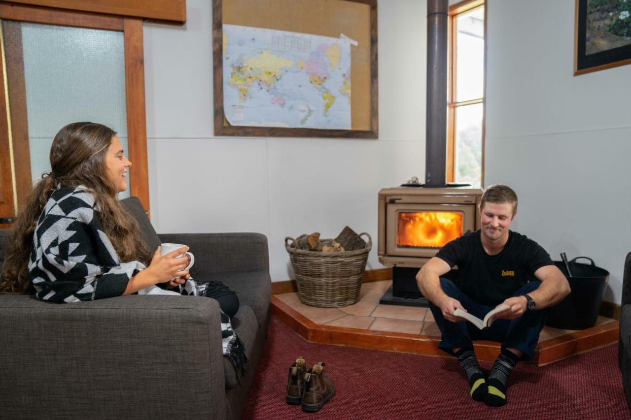 Lone Moose Backpackers Hostel Te Anau Bagian luar foto